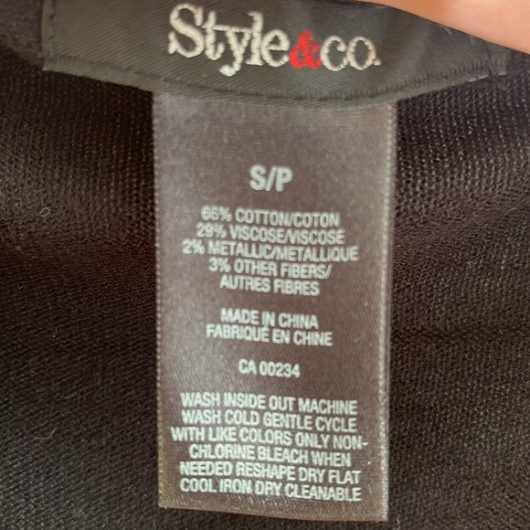 Sweater size small: black, silver, dark magenta and white - Picture 3 of 8